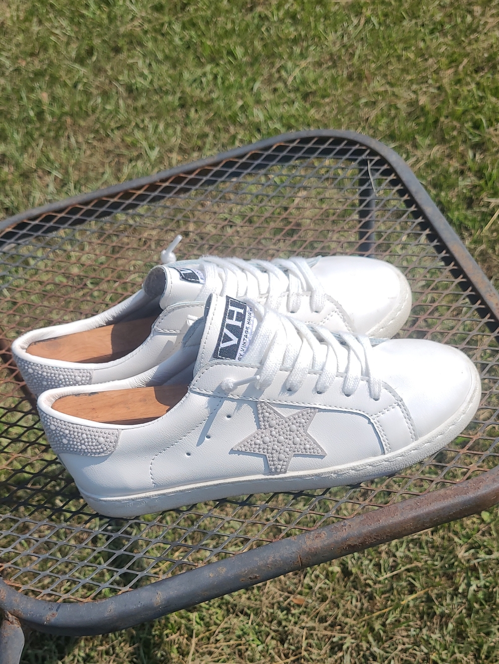 VH White Leather Sneakers with Pearl Star Accent Womens Size 8 . Fast Shipping